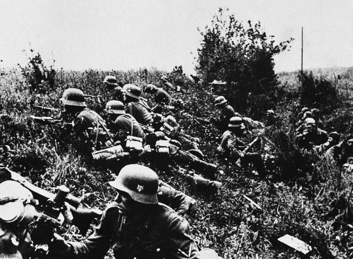 1941 مملكة يوغوسلافيا تستسلم لألمانيا النازية خلال الحرب العالمية الثانية