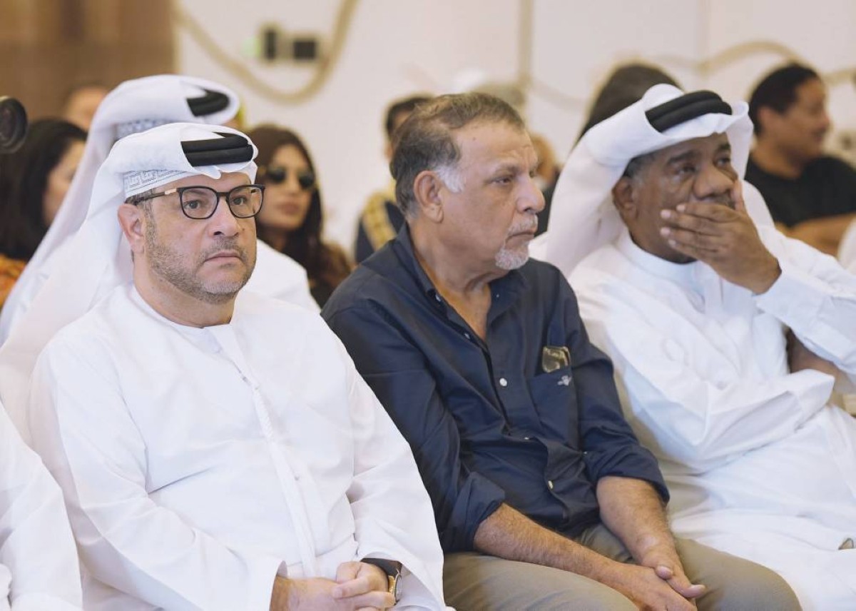 محمد الضنحاني وسعيد سالم والحضور خلال الندوة