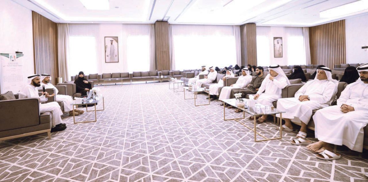 فاطمة الهياس وجاسم المرزوقي وإسماعيل البريمي وجانب من الحضور بالجلسة