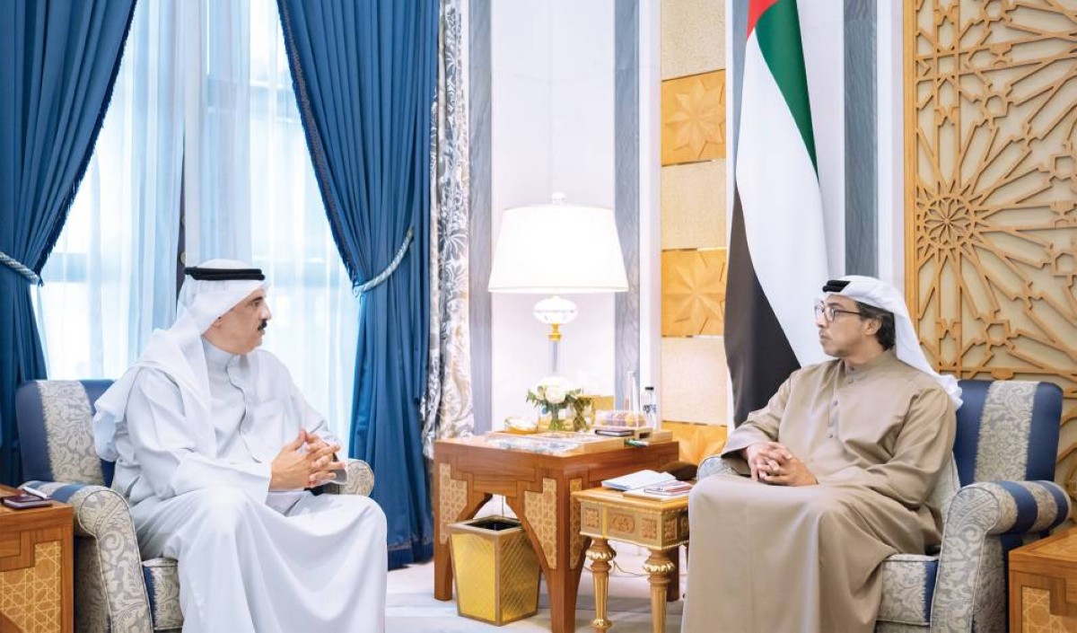 منصور بن زايد خلال استقباله خالد آل خليفة