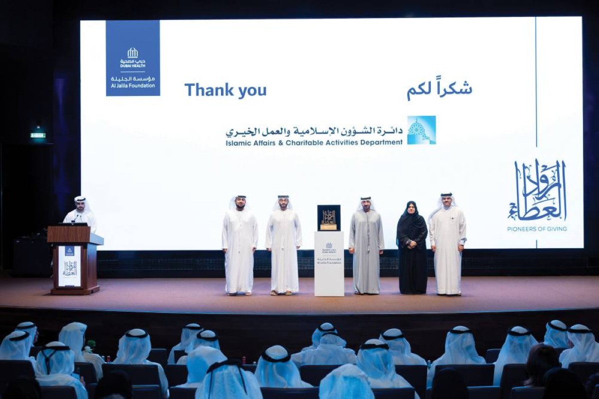 أحمد بن سعيد متوسطاً رجاء القرق وعامر شريف وعامر الزرعوني وأحد المكرمين