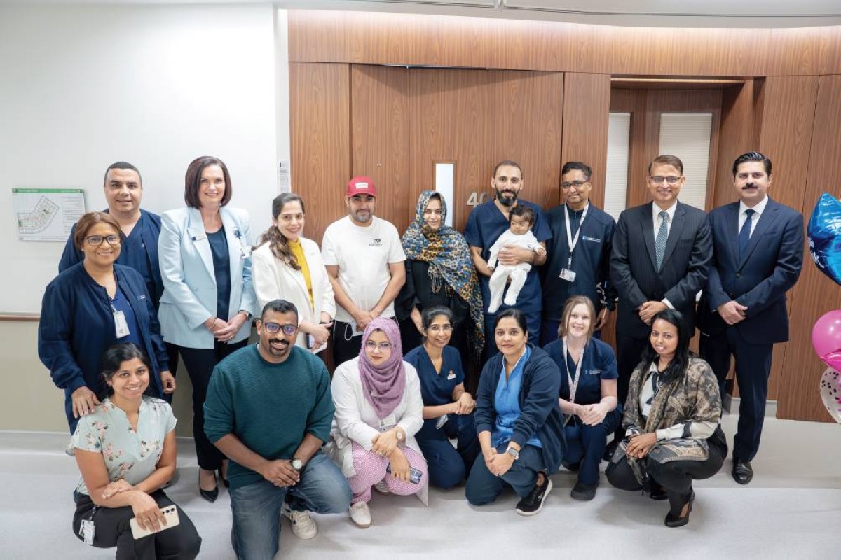 الفريق الطبي وعائلة الطفل في لقطة تذكارية |
