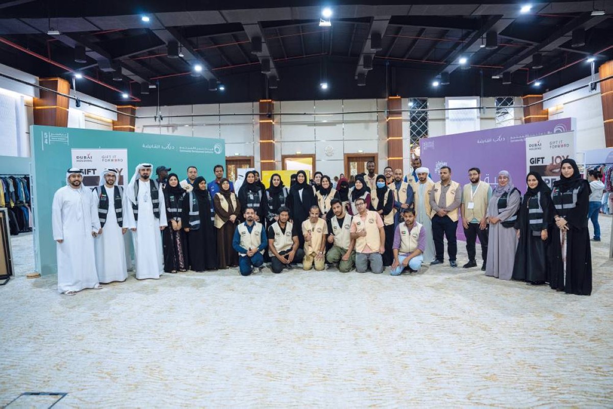 حصة بوحميد تتوسط عدداً من المتطوعين