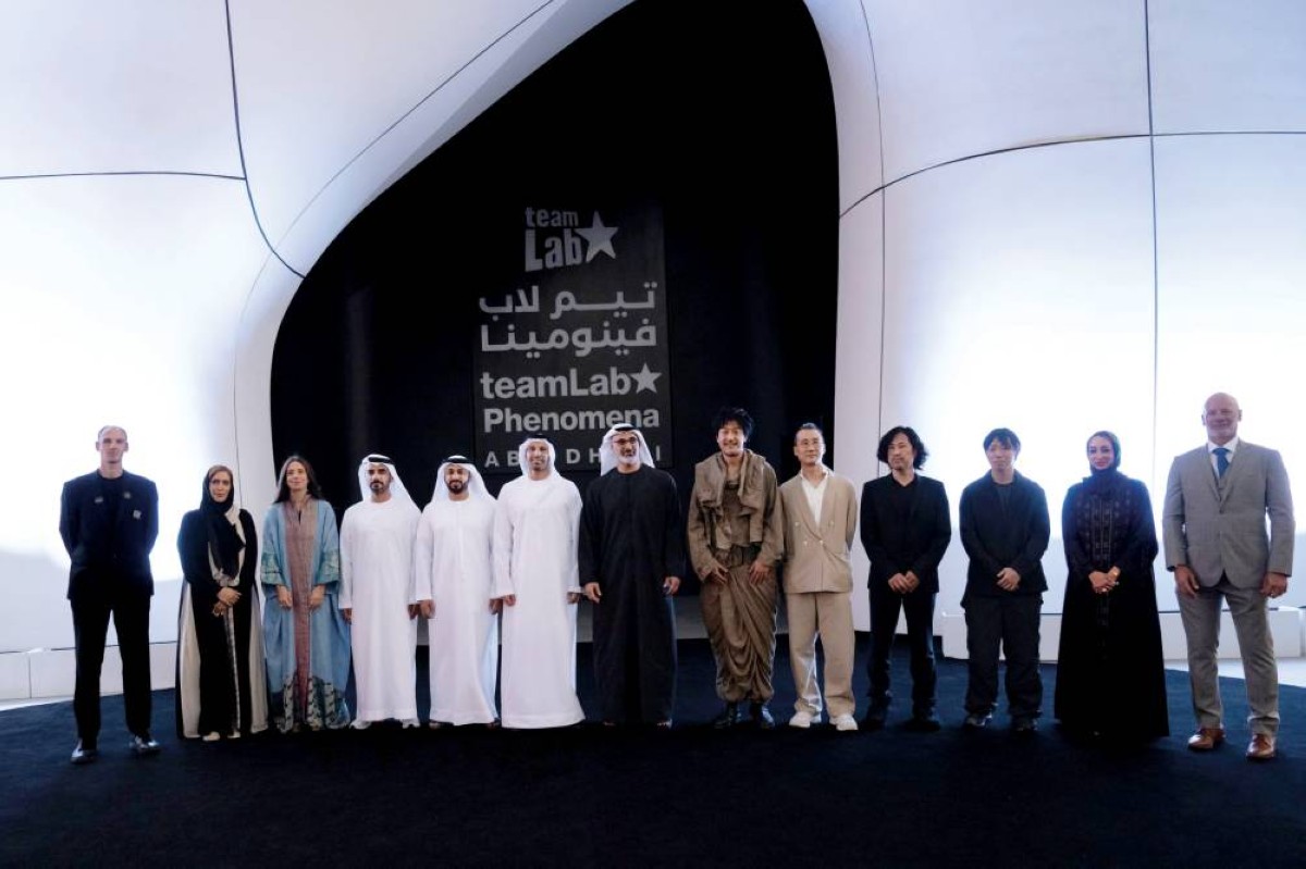 خالد بن محمد خلال الافتتاح بحضور محمد المبارك والشخصيات الثقافية