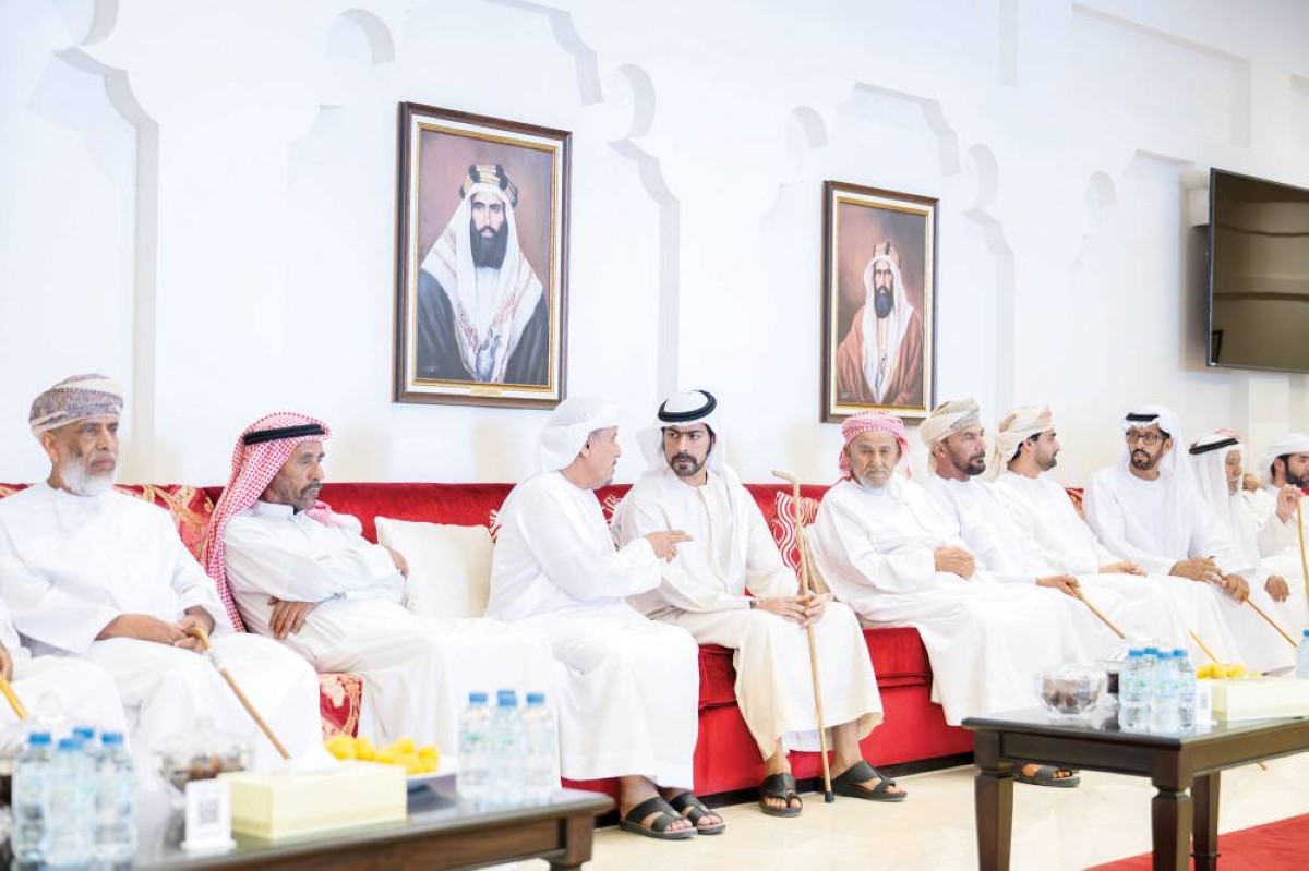 خليفة بن طحنون خلال تقديم واجب العزاء في وفاة حمد الدرعي