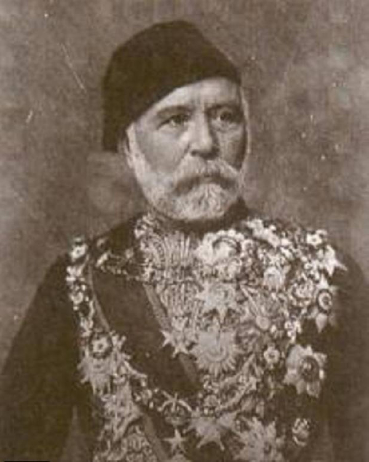 1887 وفاة مؤسس النظام الدستوري في مصر محمد شريف باشا الذي تولى رئاسة الوزراء 4 مرات.
