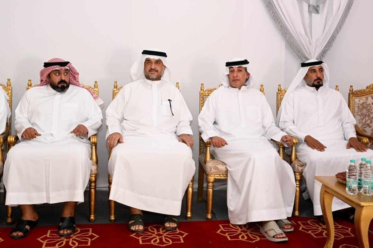 بطي بن سعيد آل مكتوم خلال تقديم واجب العزاء