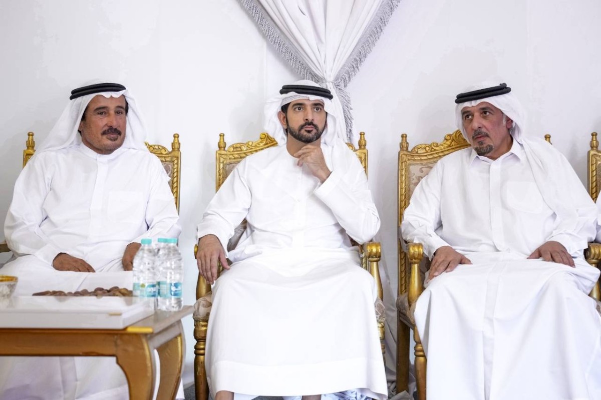 حمدان بن محمد خلال تقديم واجب العزاء
