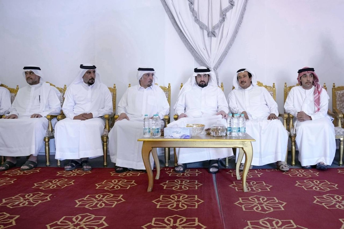 أحمد بن محمد مقدماً واجب العزاء إلى ذوي الفقيد