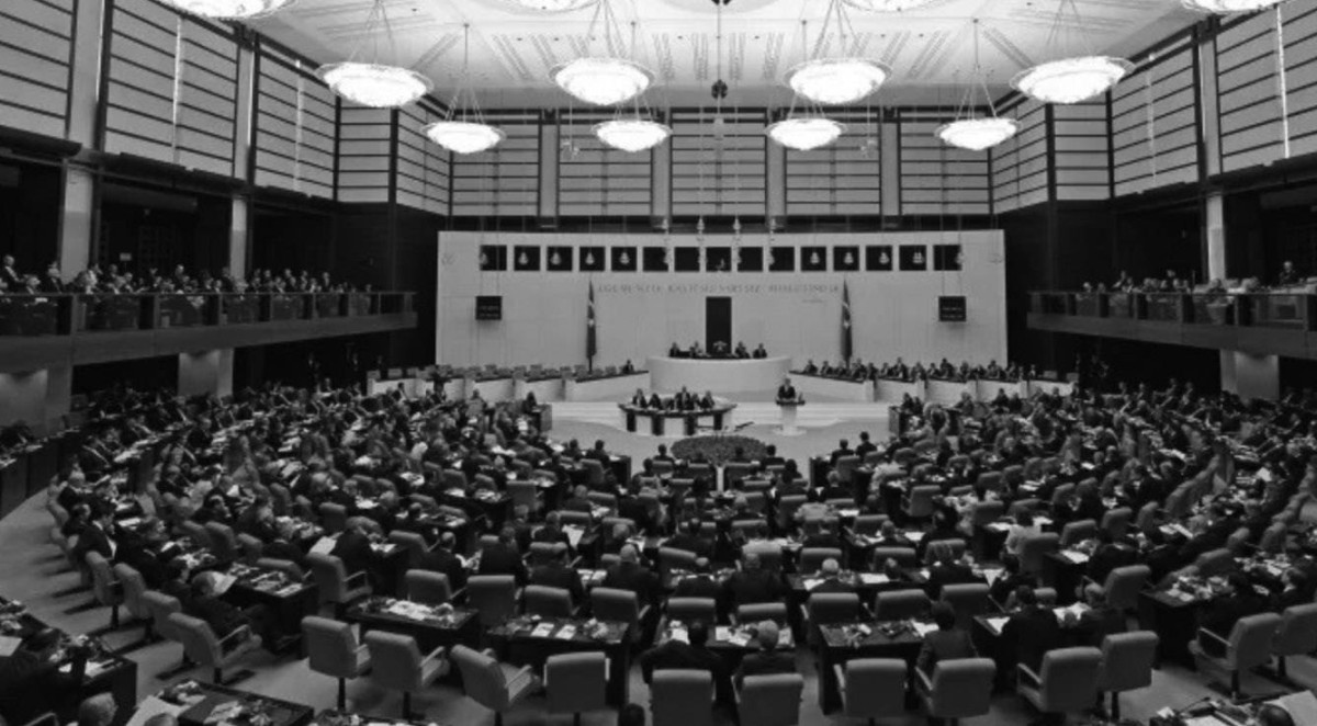 1920 -  شهدت تركيا تأسيس البرلمان التركي وتحتفل في هذا اليوم بعيدي السيادة الوطنية والطفولة.