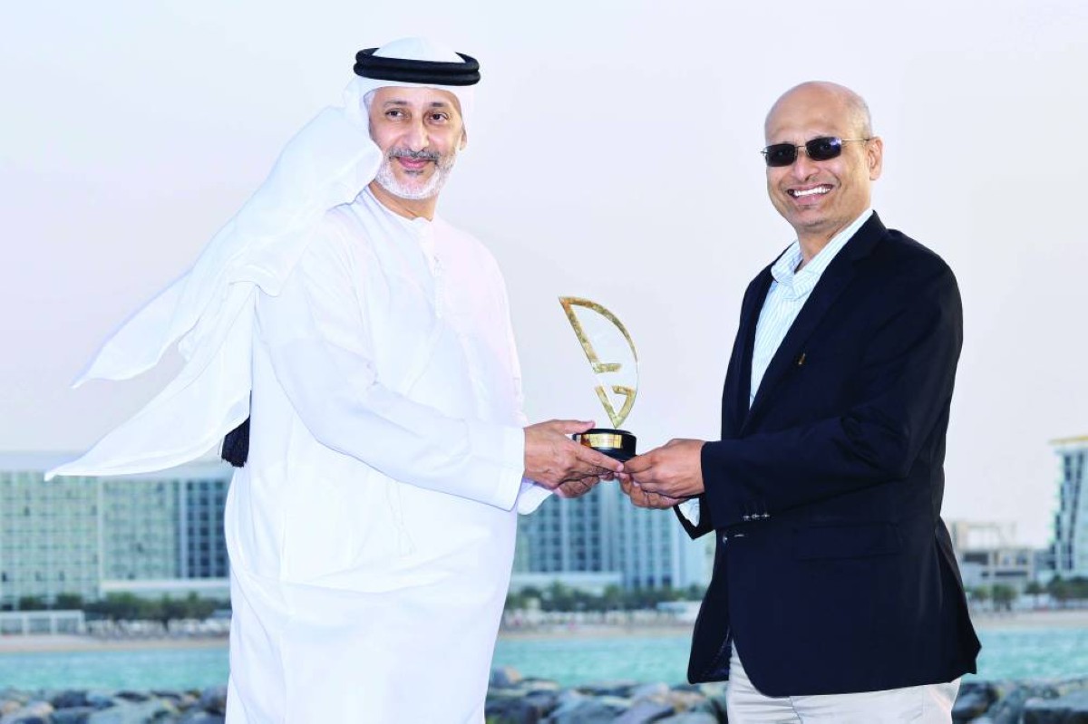 محمد حارب يقدم درعاً تذكارية لملاف شروف | البيان 