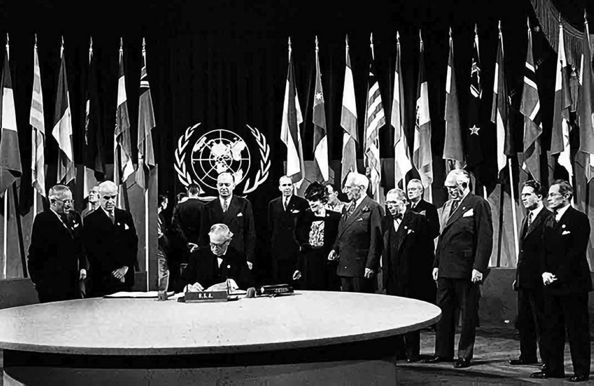 1945 اجتماع 45 دولة في سان فرانسيسكو لوضع أسس وميثاق هيئة الأمم المتحدة.