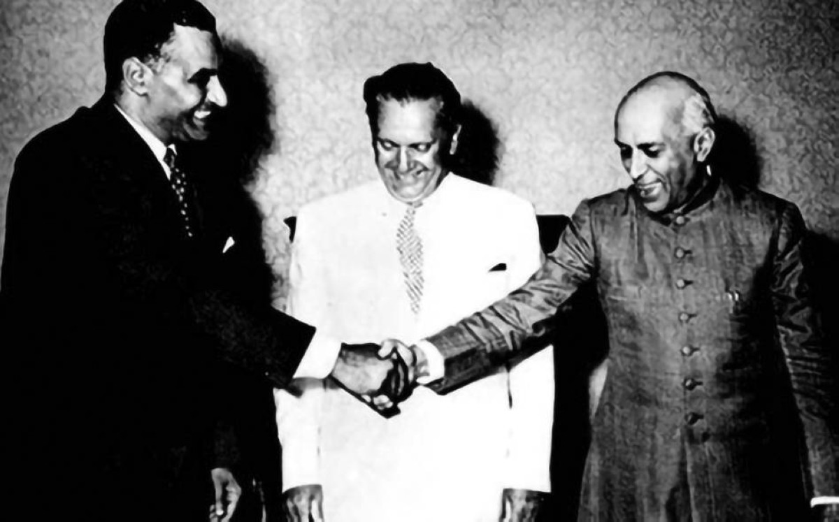 1955  قيام حركة عدم الانحياز بمساهمة جمال عبدالناصر وجوزيف تيتو وجواهر لال نهرو.