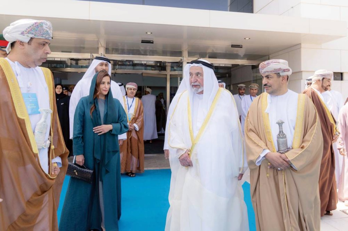 سلطان القاسمي خلال جولة في المعرض بحضور بدور القاسمي