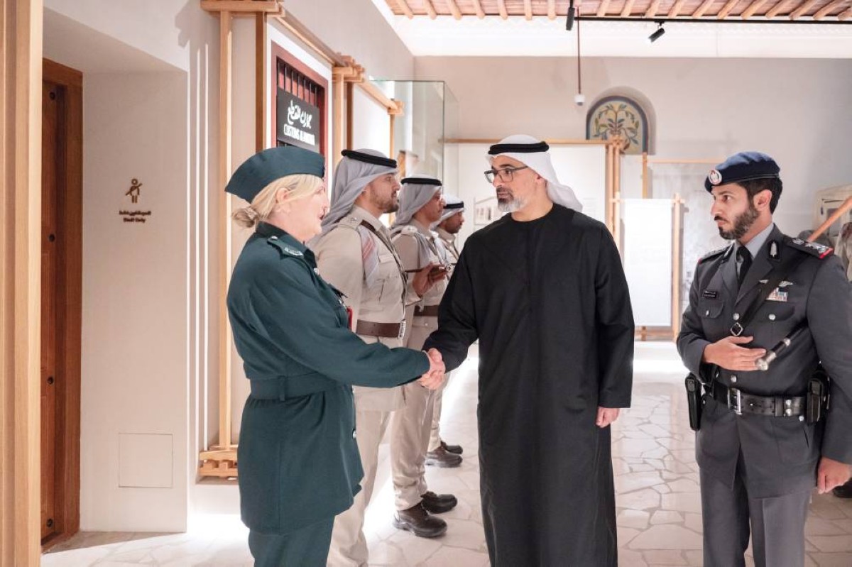 خالد بن محمد يصافح مستقبليه 
