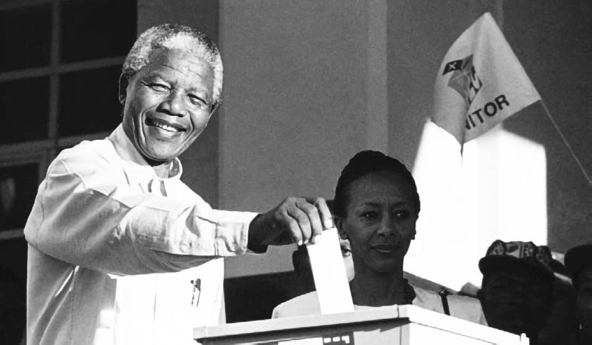 1994 جنوب أفريقيا تنظم أول انتخابات رئاسية متعددة الأعراق معلنة انتهاء نظام الفصل العنصري.