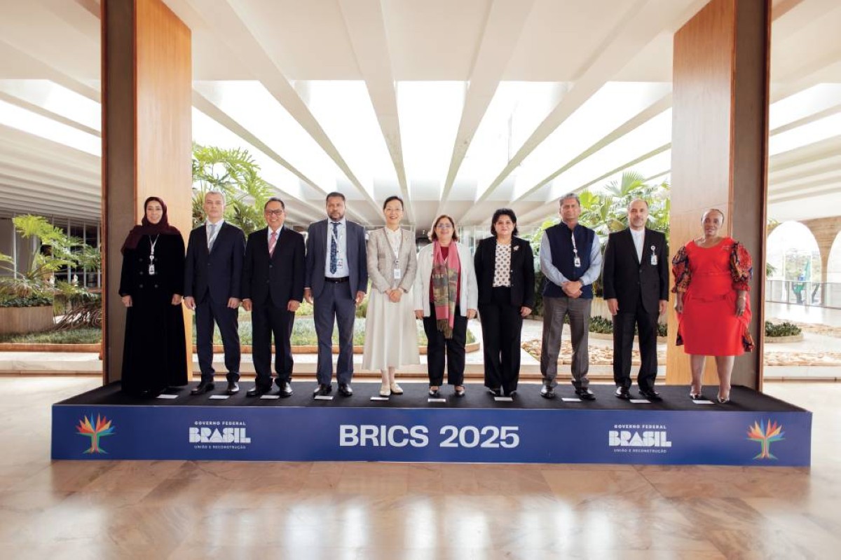 منى المري في لقطة تذكارية مع المشاركين في الاجتماع