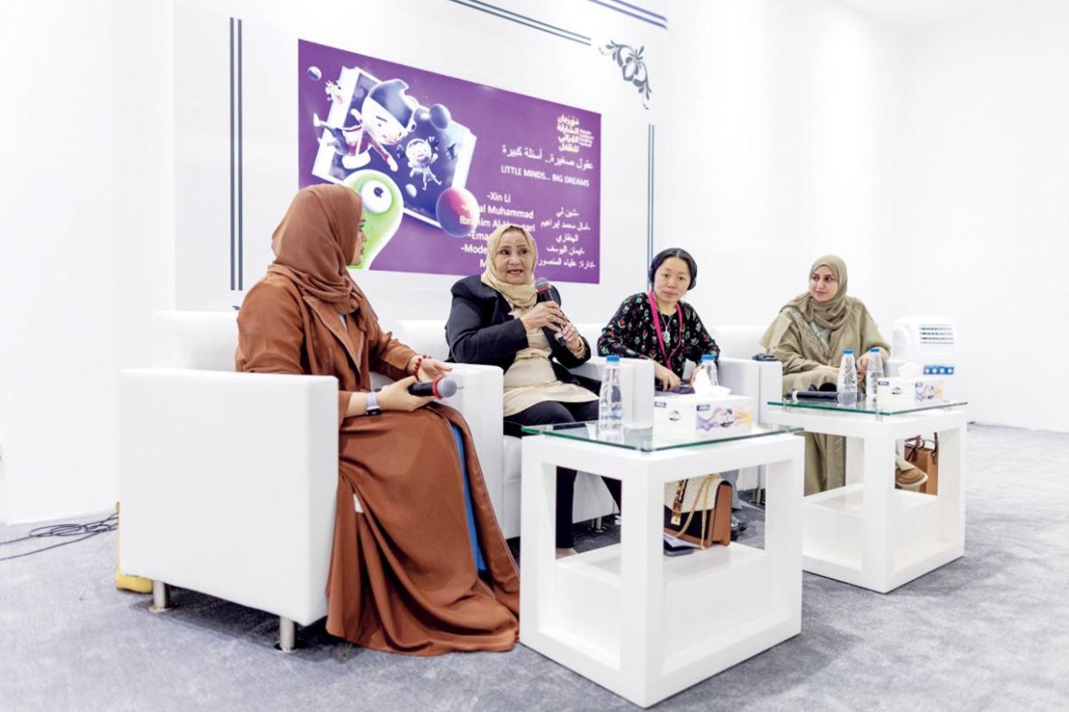 إيمان اليوسف وآمال الهنقاري وشين لي خلال إحدى الجلسات