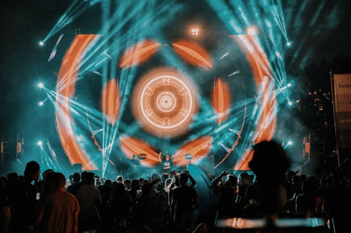 كافيه مامبو إيبيزا في شاطئ باراستي مع سيجا لا