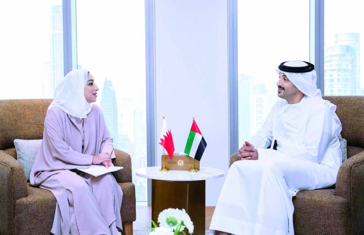 عبدالله بن طوق وفاطمة بنت جعفر الصيرفي خلال الاجتماع