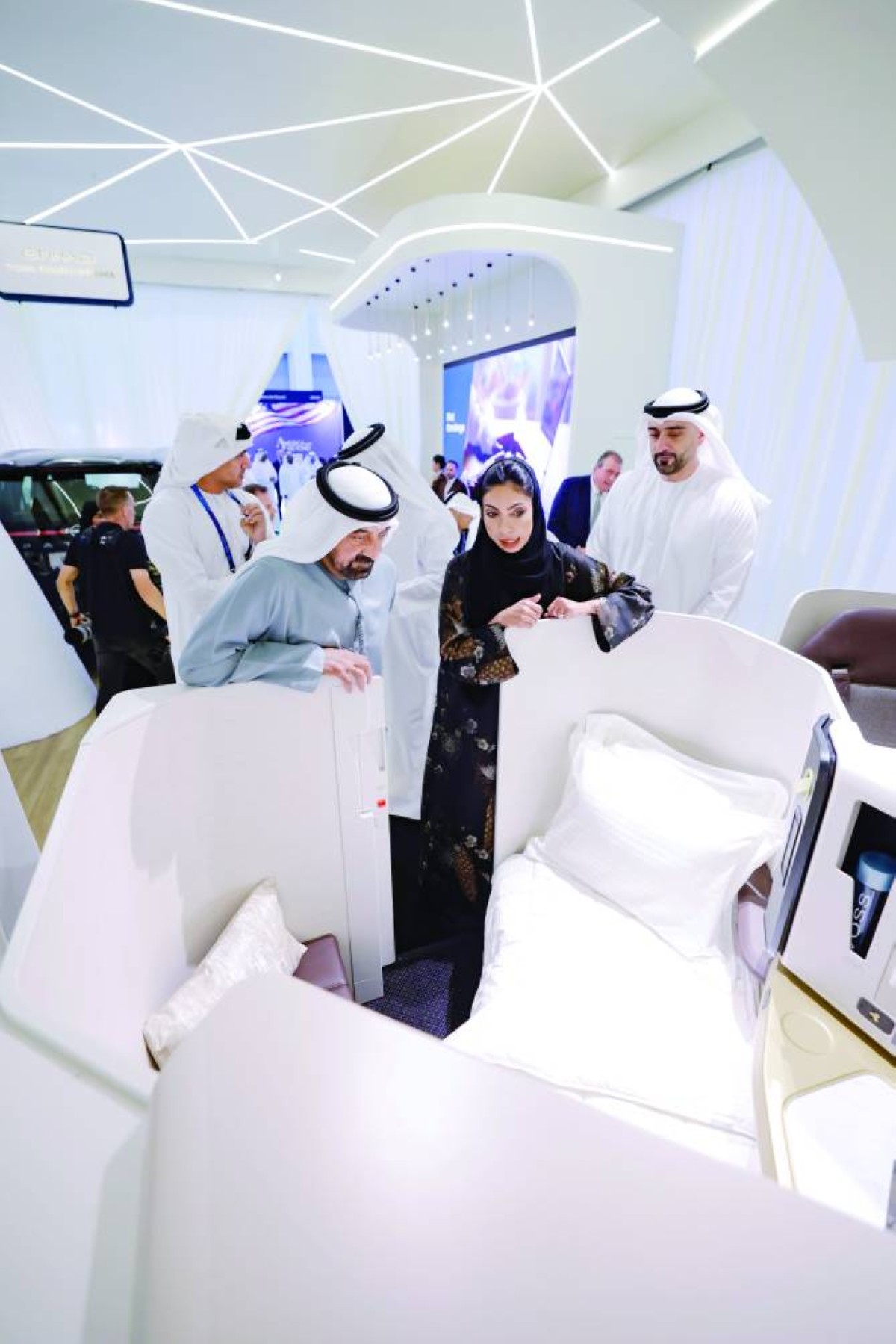  سموه يطّلع على مقصورة طيران الاتحاد 