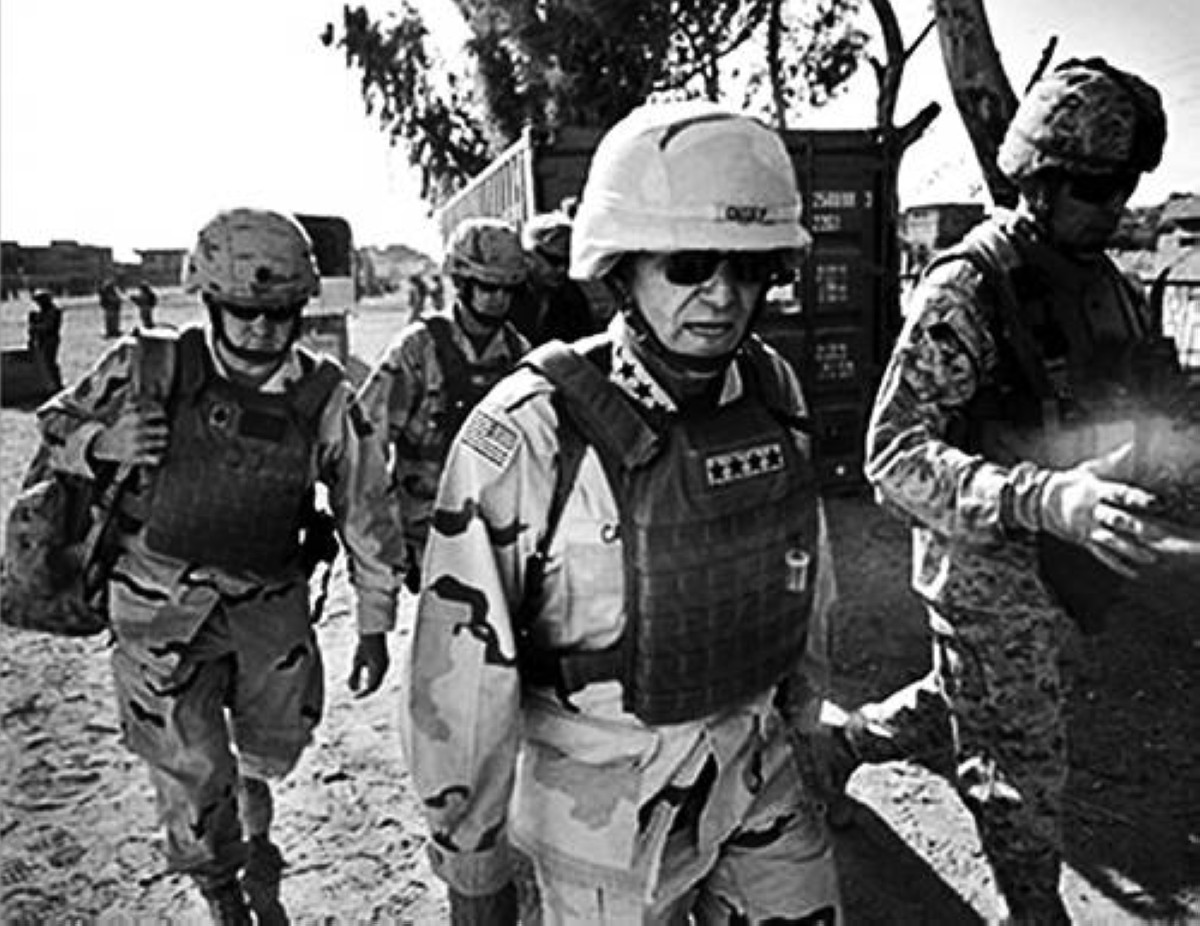 2004 -  انسحاب القوات الأمريكية من الفلوجة العراقية بعد معارك ضارية