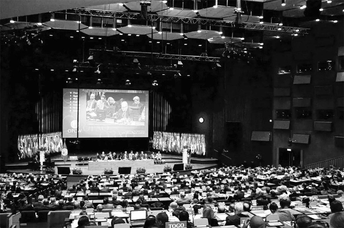 1997 -  معاهدة الأسلحة الكيماوية لعام 1993 تدخل حيز التنفيذ محرّمة إنتاج وتخزين واستخدام هذه الأسلحة