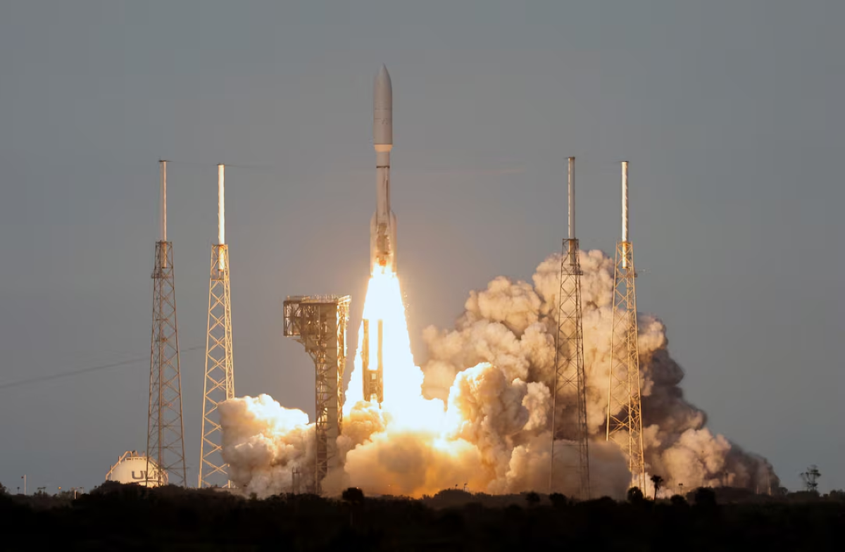 صاروخ أطلس الخامس التابع لشركة يونايتد لونش ألاينس ينطلق حاملاً أقمار مشروع كويبر لشبكة الإنترنت من محطة كيب كانافيرال الفضائية في كيب كانافيرال، فلوريدا