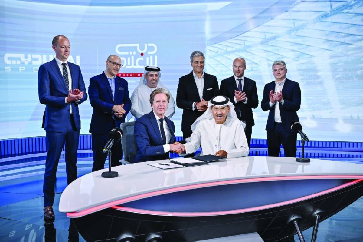 عبدالرحمن أمين وجان دي يونغ خلال توقيع الاتفاقية بحضور سالم باليوحة | البيان