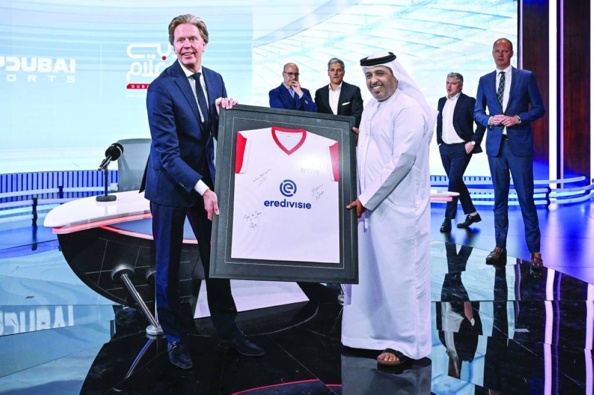 سالم باليوحة يتسلم قميص رابطة الدوري الهولندي من جان دي يونغ | البيان