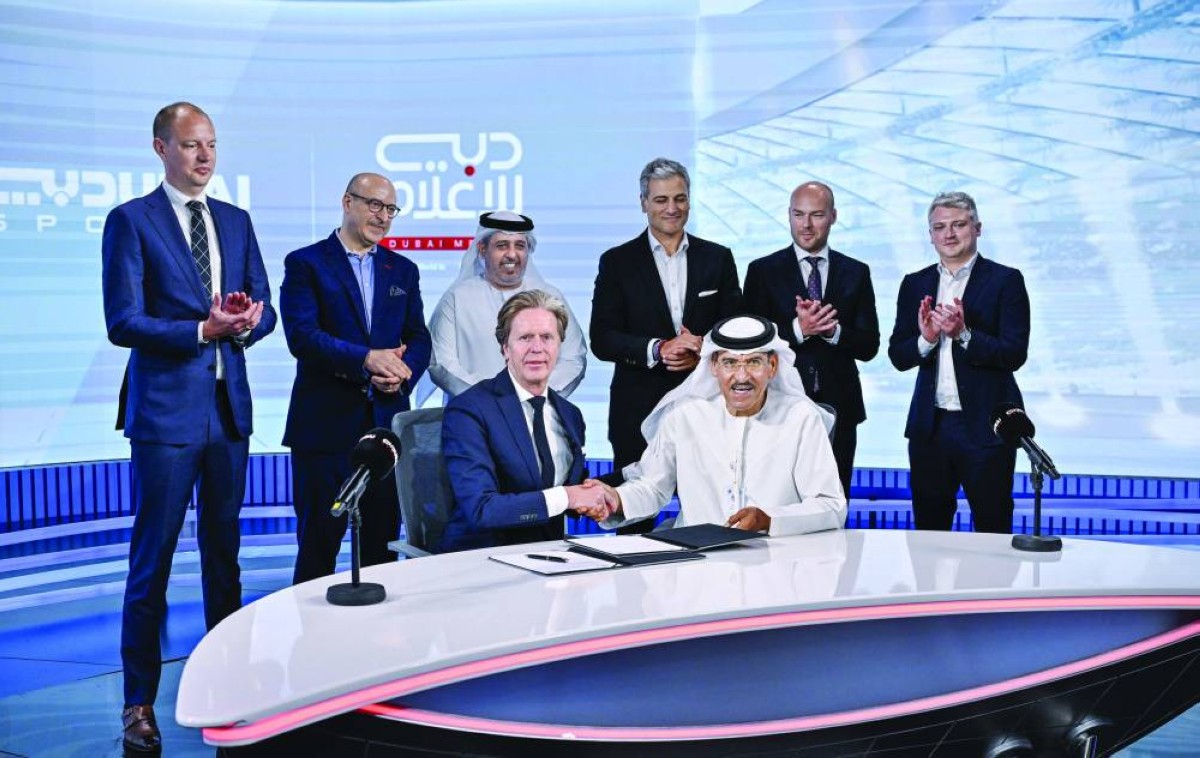 عبدالرحمن أمين وجان دي يونغ خلال توقيع الاتفاقية بحضور سالم باليوحة | البيان