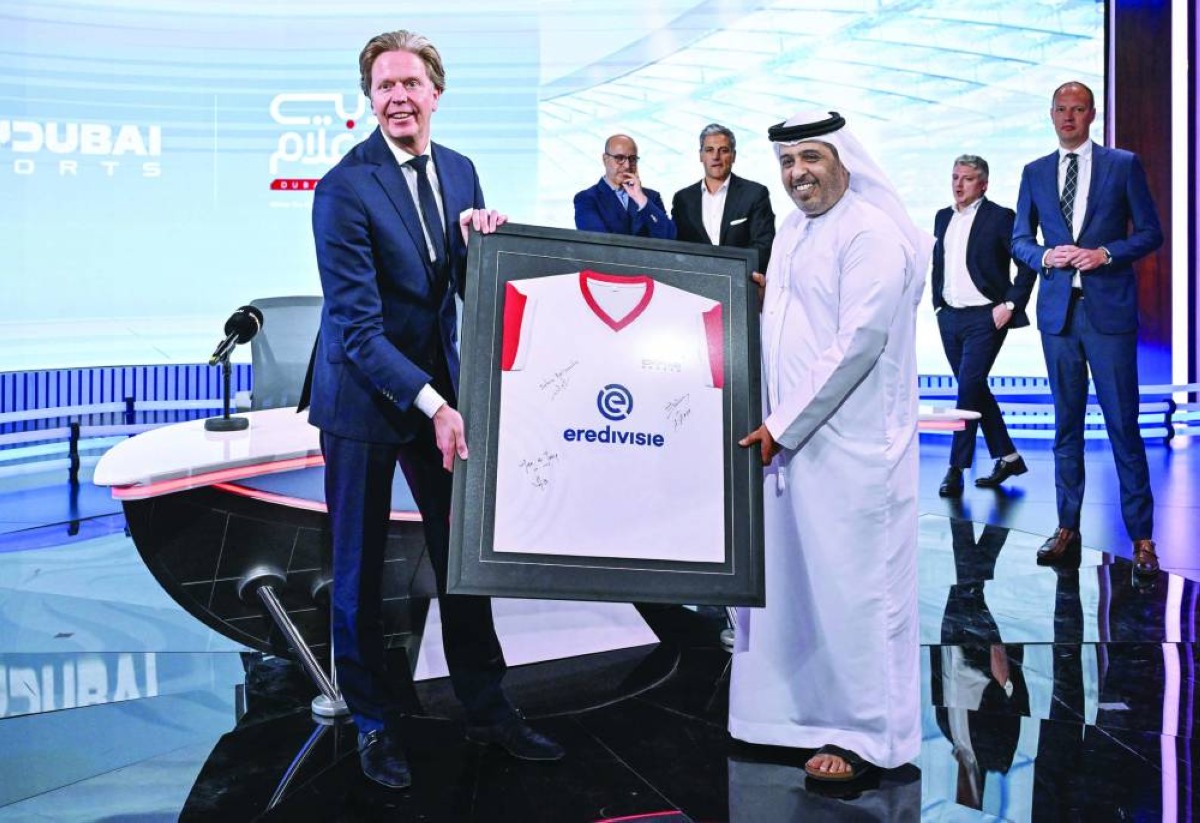 سالم باليوحة يتسلم قميص رابطة الدوري الهولندي من جان دي يونغ | البيان