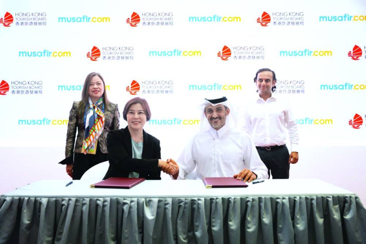 محمد آل ثاني وساشين غادويا خلال توقيع المذكرة في سوق السفر العربي | من المصدر