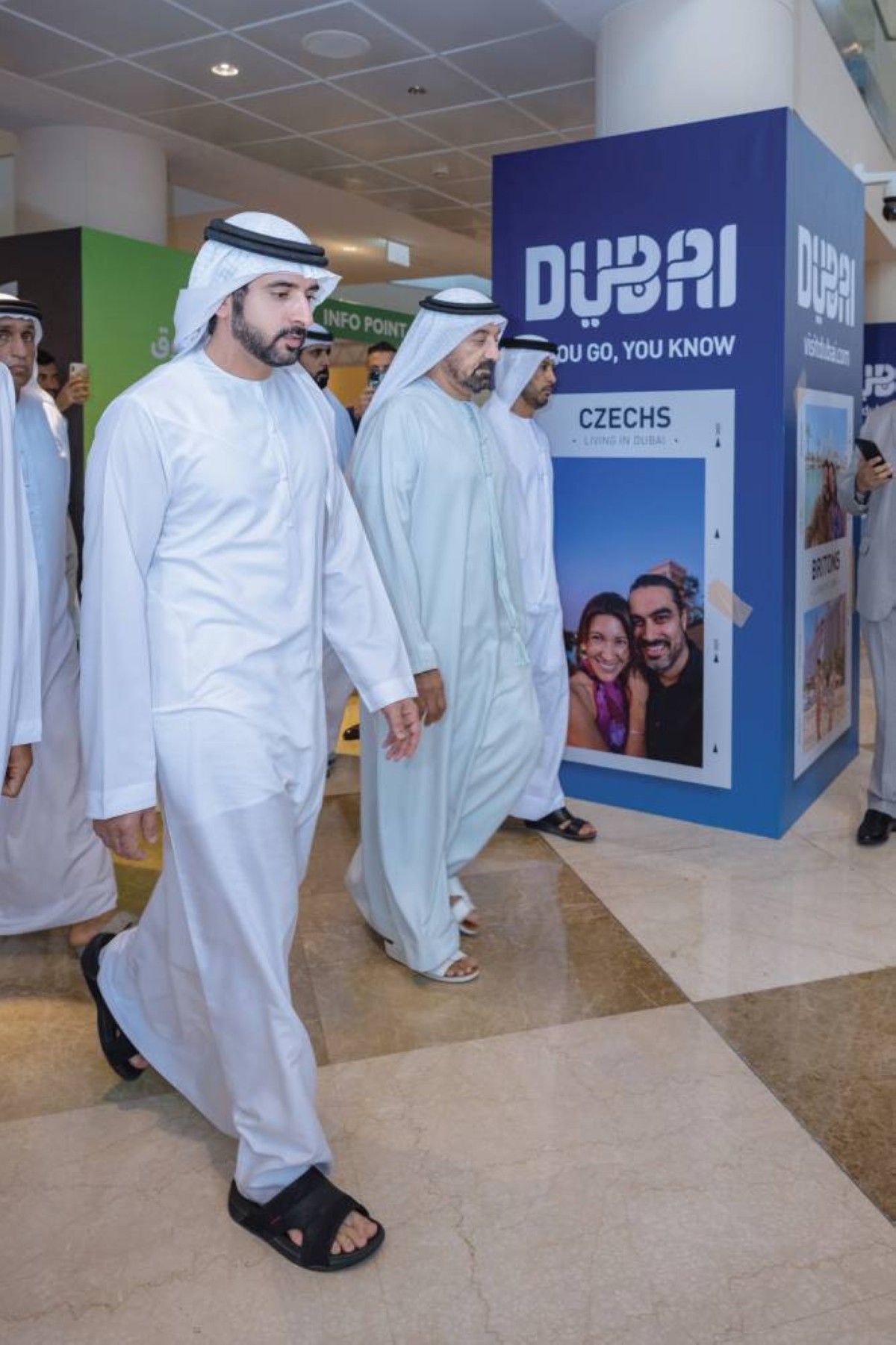 سموه خلال جولته في المعرض بحضور أحمد بن سعيد