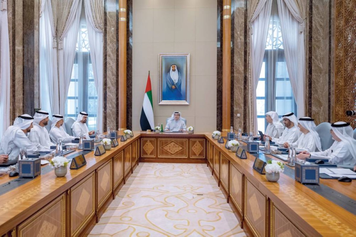 منصور بن زايد خلال ترؤسه الاجتماع بحضور ذياب بن محمد وسهيل المزروعي وسلطان الجابر وخلدون المبارك وعبد الحميد الأحمدي وسيف غباش والأعضاء 