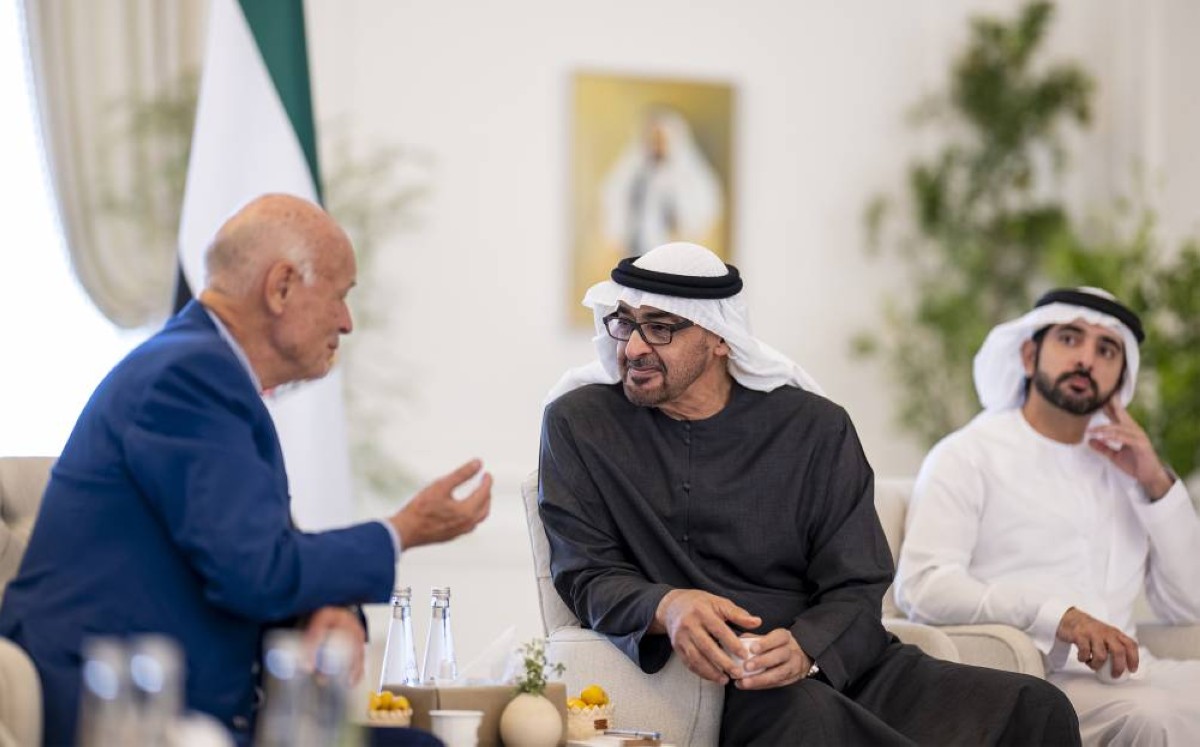 محمد بن زايد بحضور حمدان بن محمد خلال لقائه كلايف كالدر مؤسس مؤسسة ELMA 