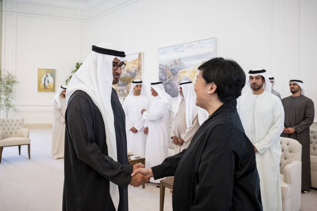 محمد بن زايد مصافح إحدى المشاركات في المؤتمر بحضور حمدان وخالد بن زايد وزايد بن محمد بن زايد ونهيان بن مبارك وسلطان بن حمدان