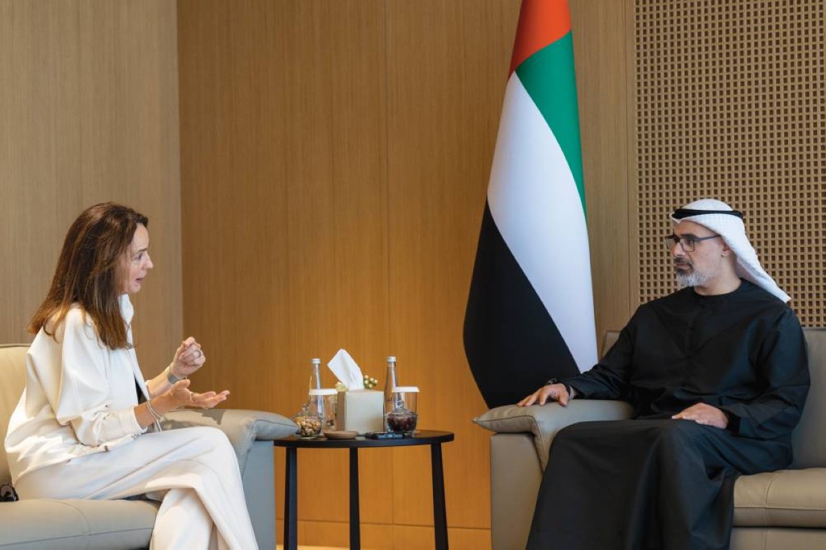 خالد بن محمد خلال لقائه سارة فراير 