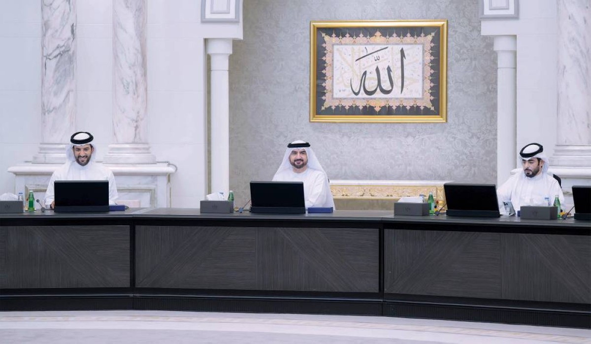 عبدالله بن سالم مترئساً اجتماع المجلس بحضور سلطان بن أحمد