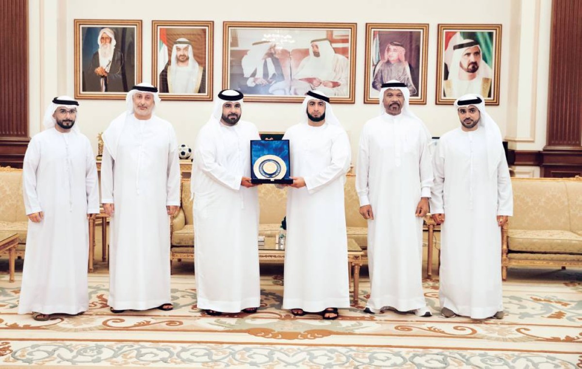 راشد بن حمدان خلال استقبال وفد اللجنة العليا المنظمة لسباق «القفال 34»