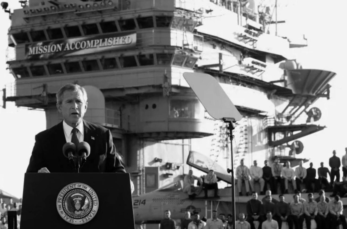 2003 - الرئيس الأمريكي جورج بوش يعلن انتهاء العمليات العسكرية الرئيسة في العراق.