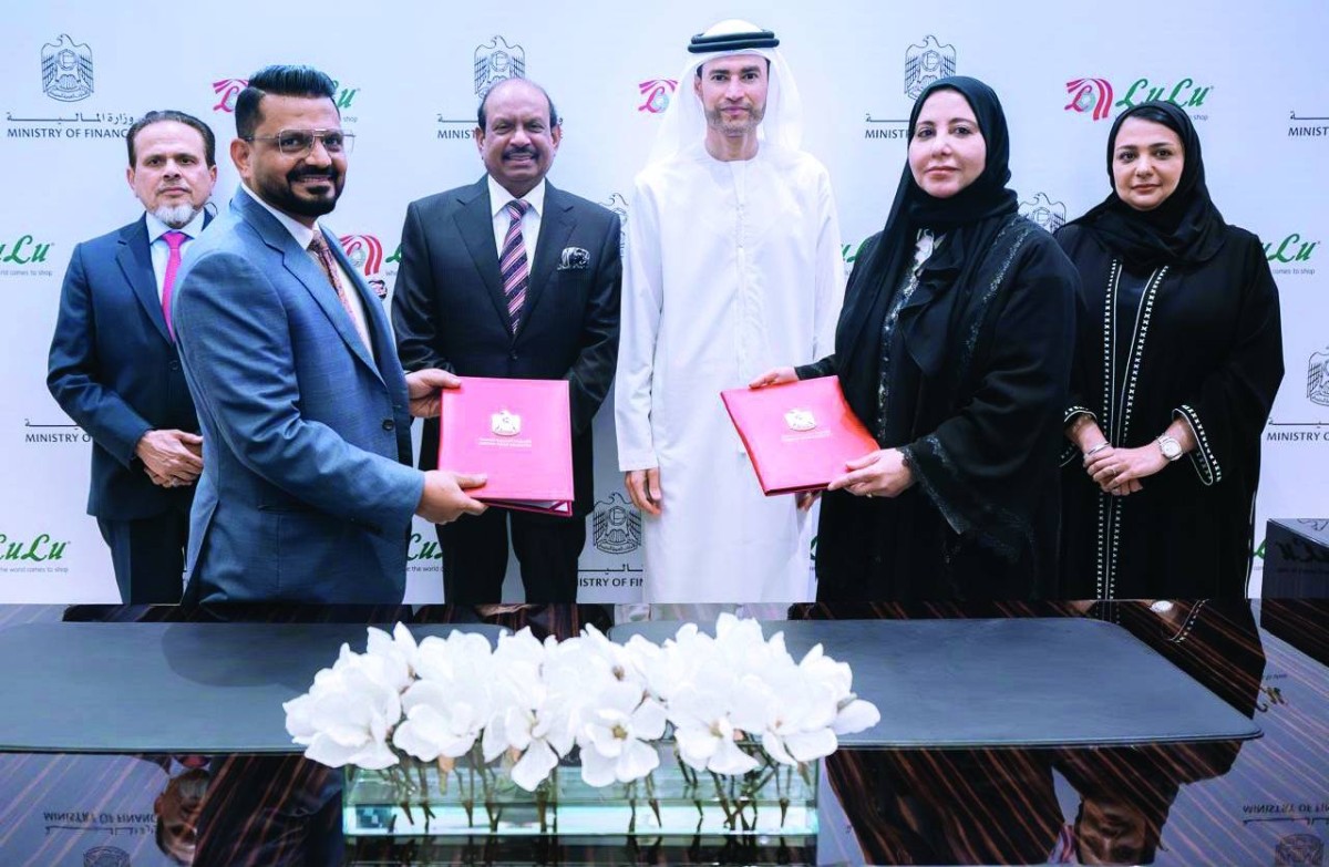 عقب التوقيع بحضور محمد الحسيني ويوسف علي