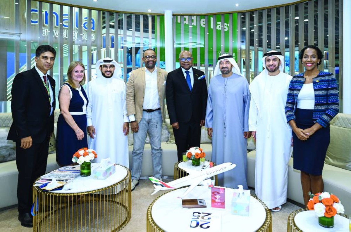 أحمد بن سعيد خلال اللقاء مع وفد جامايكا بحضور ماجد المعلا وعدنان كاظم