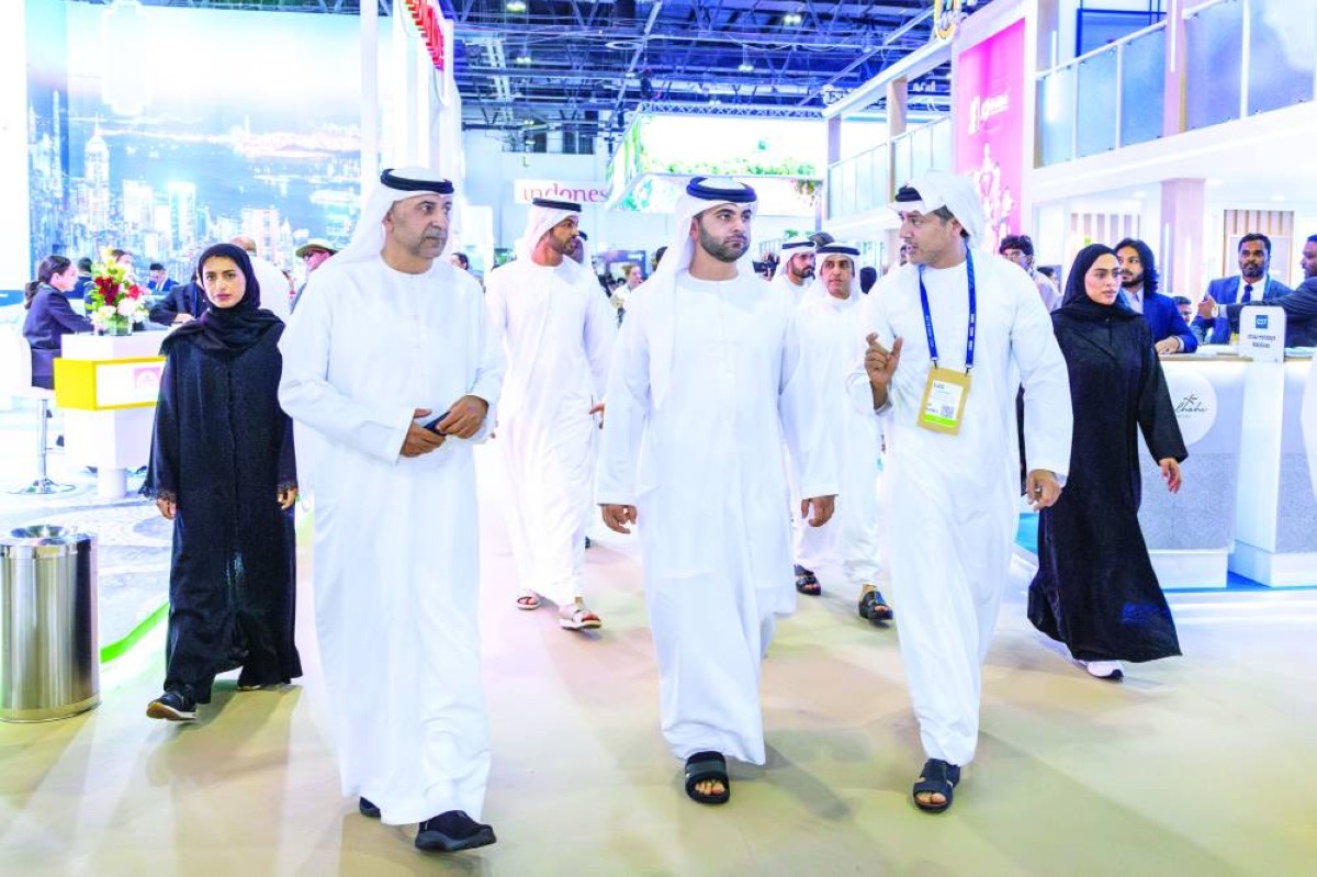 منصور بن محمد خلال زيارته معرض سوق السفر العربي بحضور عصام كاظم