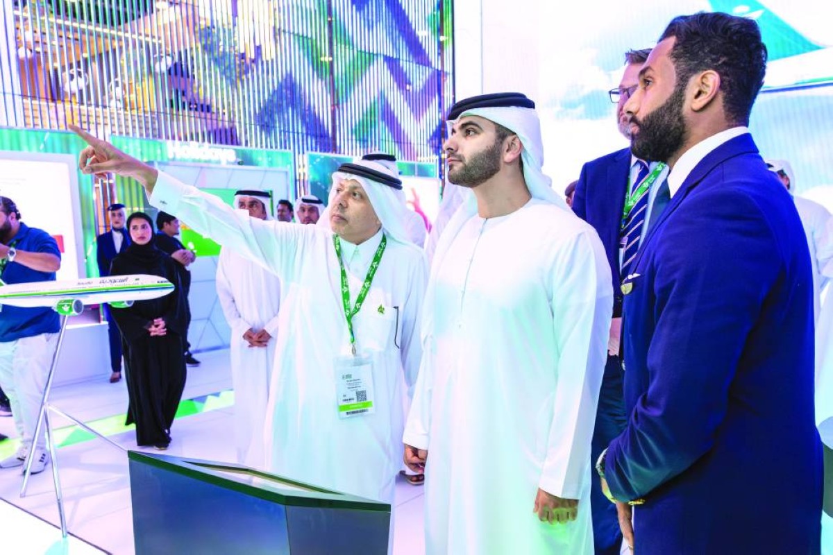 سموه متفقداً أجنحة الشركات المشاركة في المعرض