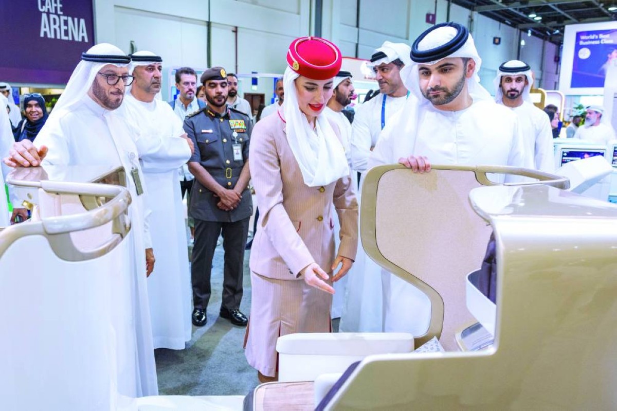 سموه يتفقد جناح «طيران الإمارات» في المعرض بحضور محمد المري وعصام كاظم
