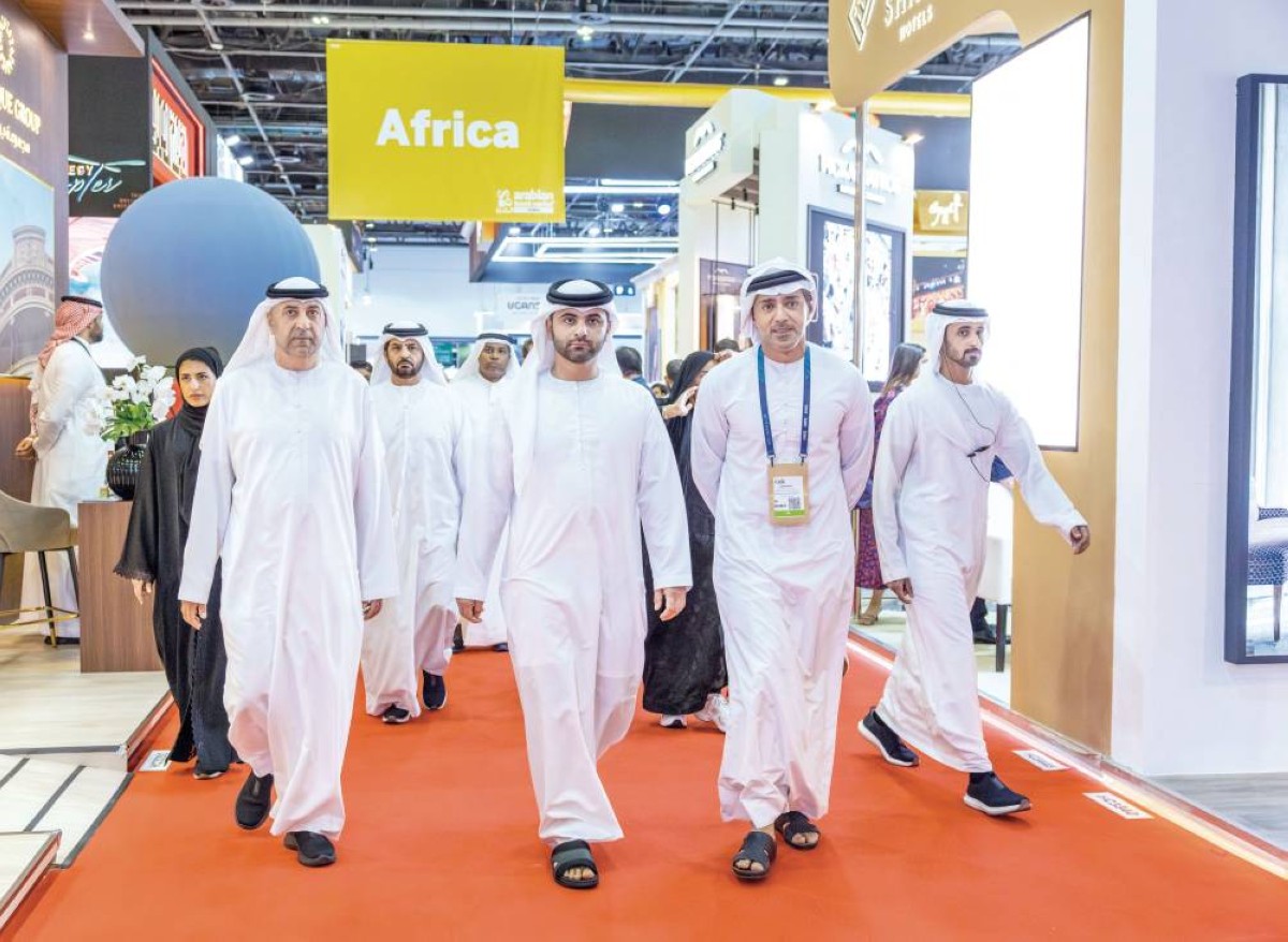 منصور بن محمد خلال جولة في معرض سوق السفر العربي يرافقه عصام كاظم