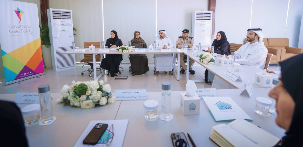 سلطان بن أحمد خلال زيارة بيت الطفل في الشارقة بحضور عبدالله بن عامر