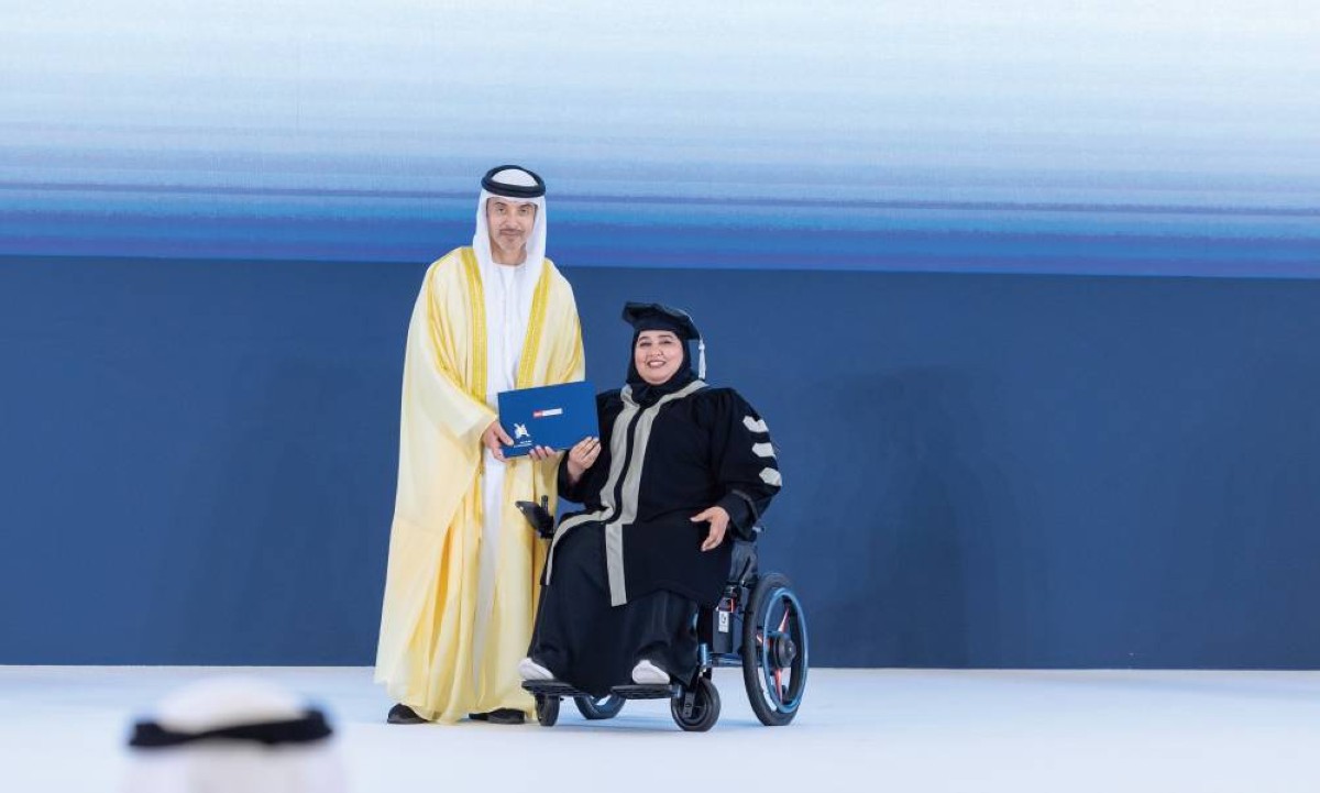 هزاع بن زايد يسلم الشهادة لإحدى الخريجات