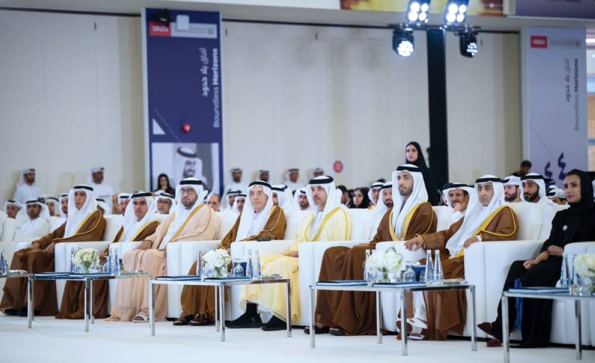 هزاع بن زايد خلال الحفل بحضور شخبوط بن نهيان ومحمد بن حمدان بن زايد وسارة مسلم وزكي نسيبة وجبر السويدي وأحمد مراد وعدد من كبار المسؤولين والضيوف